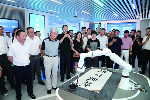 考察团一行在齐鲁科技金融大厦实地察看科创金融主题园区、科技企业孵化器、众创空间等